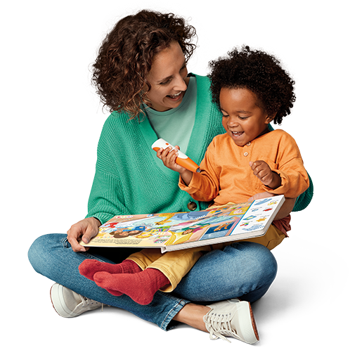 Moeder en kind kijken samen naar een tiptoi® boek